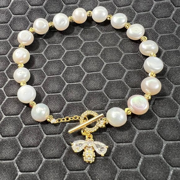 Pearl Bracelet with a Bee 18K Yellow Gold Plated - Picture 1 of 1